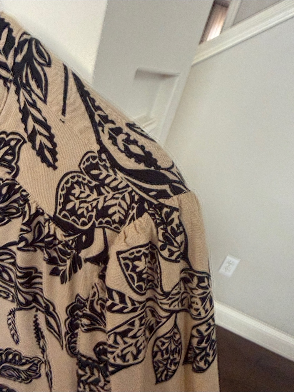 Ann Taylor Factory Black and Tan Floral Long-Sleeve Henley Shirt XL - Picture 4 of 5